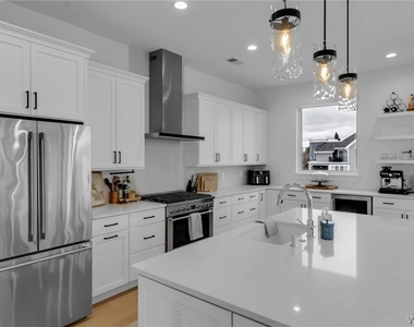 240 Lakefront Boulevard - Photo Thumbnail 9