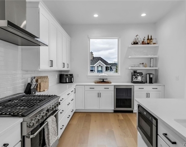 240 Lakefront Boulevard - Photo Thumbnail 11