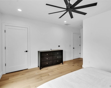 240 Lakefront Boulevard - Photo Thumbnail 4
