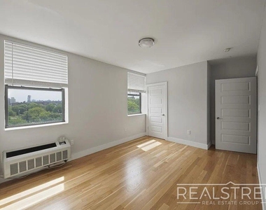 90-02 Queens Blvd - Photo Thumbnail 1