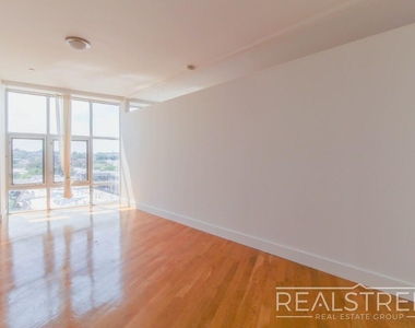 90-02 Queens Blvd - Photo Thumbnail 6
