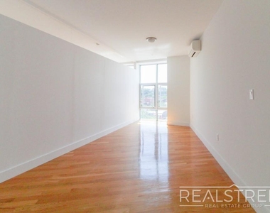 90-02 Queens Blvd - Photo Thumbnail 7