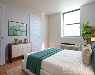 90-02 Queens Blvd - Photo Thumbnail 3