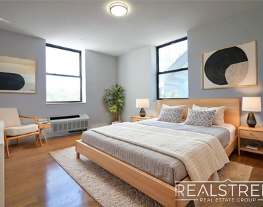 90-02 Queens Blvd - Photo Thumbnail 2