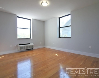 90-02 Queens Blvd - Photo Thumbnail 15