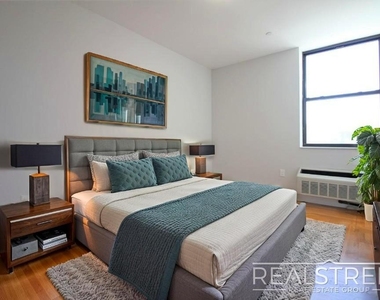 90-02 Queens Blvd - Photo Thumbnail 1