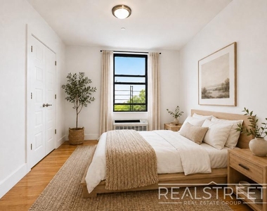 90-02 Queens Blvd - Photo Thumbnail 5