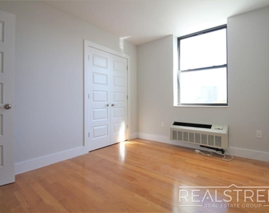 90-02 Queens Blvd - Photo Thumbnail 16