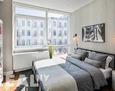 West 28th Street - Photo Thumbnail 4