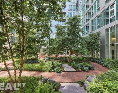 West 57th Street - Photo Thumbnail 7