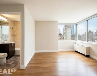 6th Avenue - Photo Thumbnail 1