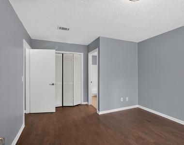 1024 Wiltshire Way - Photo Thumbnail 7