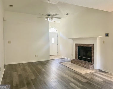 102 Ridgestone Court - Photo Thumbnail 2