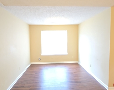 308 J C Court - Photo Thumbnail 2