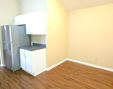 308 J C Court - Photo Thumbnail 4