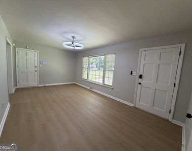 2726 Hollywood Drive - Photo Thumbnail 2
