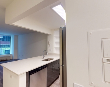 10 Hanover Square - Photo Thumbnail 2
