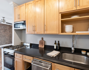 326 East 100th Street - Photo Thumbnail 4