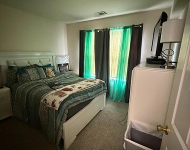 107 Stratford Pl - Photo Thumbnail 6