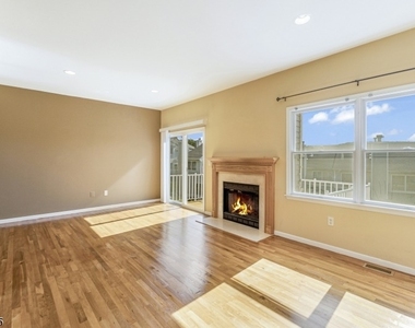 370 Summerhill Dr - Photo Thumbnail 6