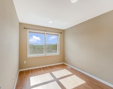 370 Summerhill Dr - Photo Thumbnail 14