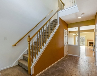 370 Summerhill Dr - Photo Thumbnail 8
