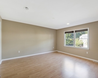 370 Summerhill Dr - Photo Thumbnail 9