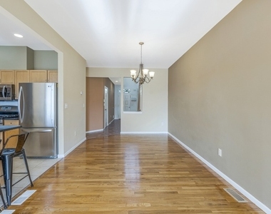 370 Summerhill Dr - Photo Thumbnail 7