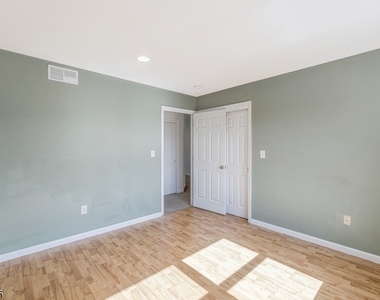 370 Summerhill Dr - Photo Thumbnail 13