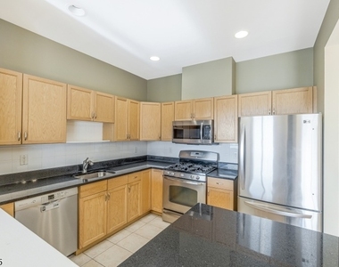 370 Summerhill Dr - Photo Thumbnail 2