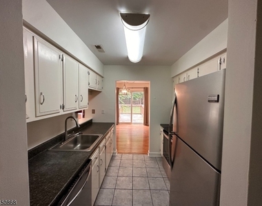 111 Almond Dr - Photo Thumbnail 8