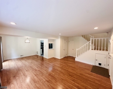 111 Almond Dr - Photo Thumbnail 4