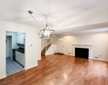 111 Almond Dr - Photo Thumbnail 6