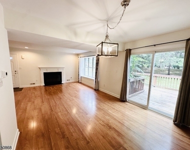 111 Almond Dr - Photo Thumbnail 5