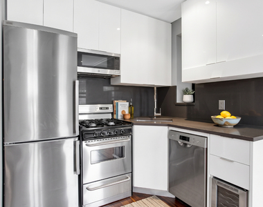 1590 Lexington Avenue - Photo Thumbnail 4