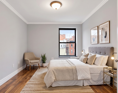 1590 Lexington Avenue - Photo Thumbnail 3
