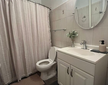 31 East 30th Street - Photo Thumbnail 2