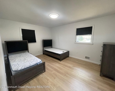 12 Greenbrier Road - Photo Thumbnail 8