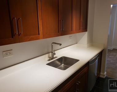 East 71st Street - Photo Thumbnail 3