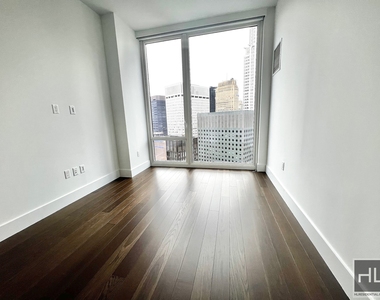 East 44th Street - Photo Thumbnail 4