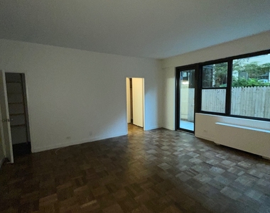 East 49 Street - Photo Thumbnail 2