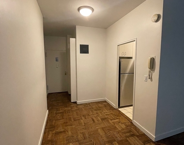 East 49 Street - Photo Thumbnail 10