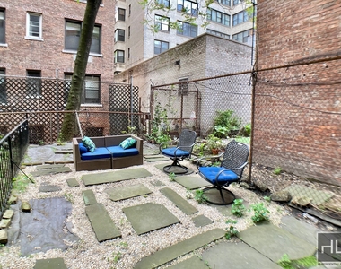 East 89 Street - Photo Thumbnail 5