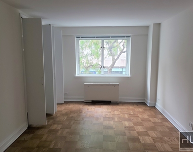 East 71st Street - Photo Thumbnail 3