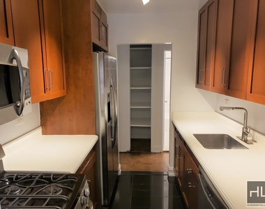 East 71st Street - Photo Thumbnail 4