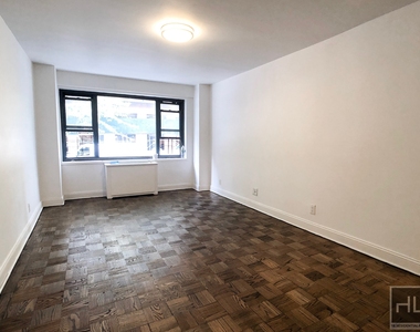 East 56 Street - Photo Thumbnail 4