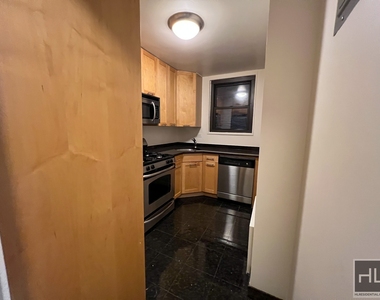 East 49 Street - Photo Thumbnail 2