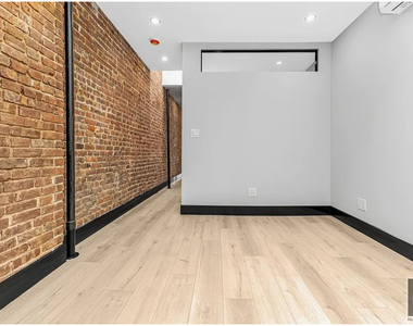 West 52 Street - Photo Thumbnail 2
