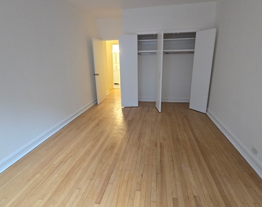 East 46 Street - Photo Thumbnail 4