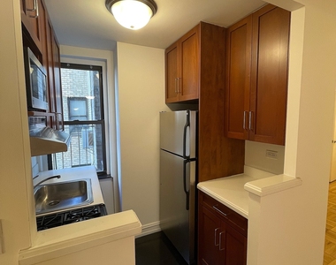 East 46 Street - Photo Thumbnail 2